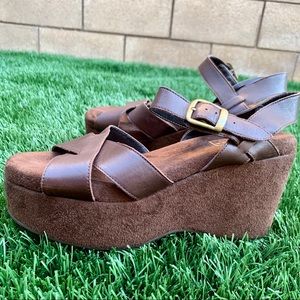 Brown comfort platform sandals